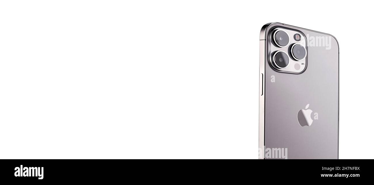 Il nuovo iPhone 13 promax con un sistema di tre nuove fotocamere per foto e video, lo spazio grigio a colori, un nuovo smartphone Apple close-up o Foto Stock