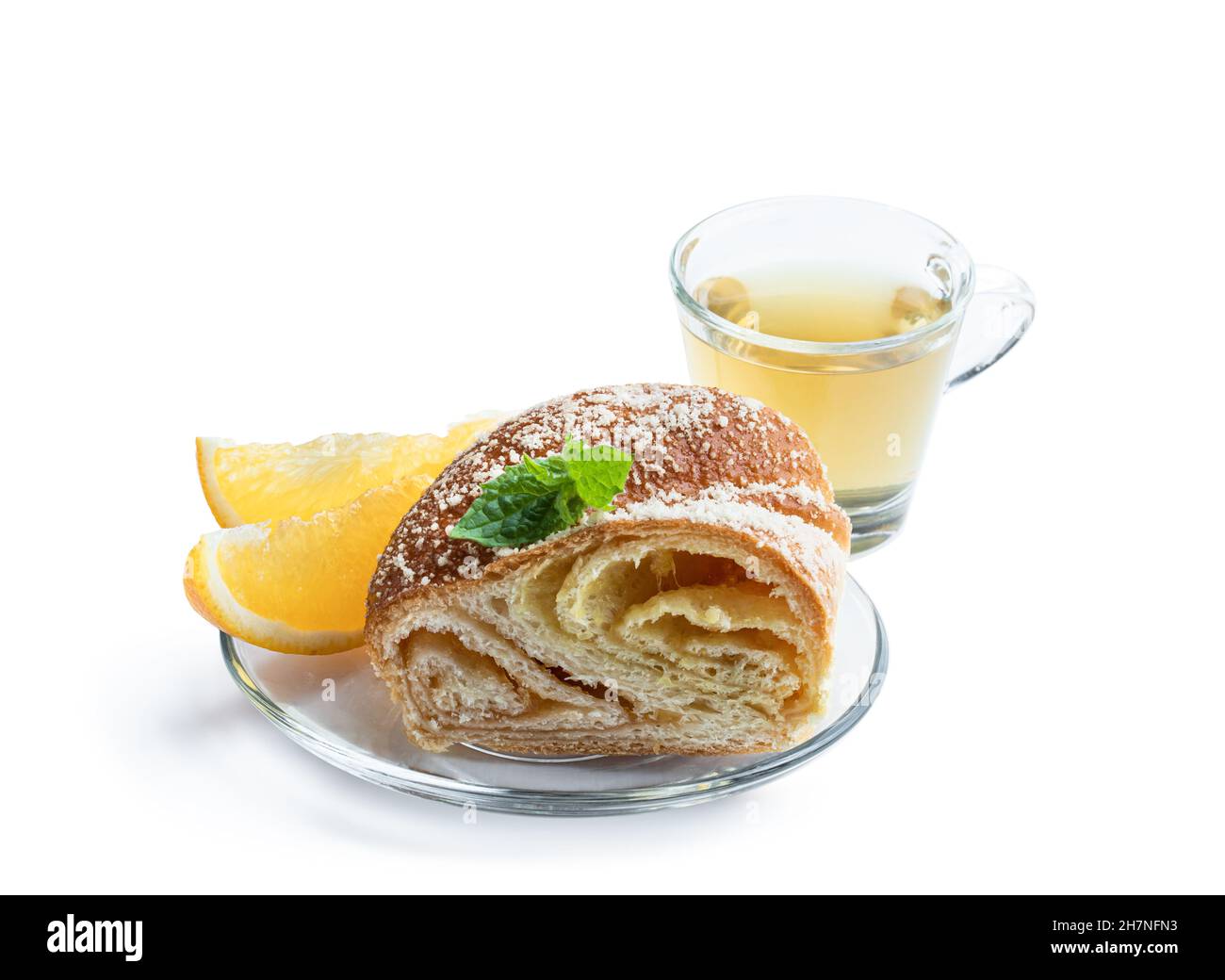 Torta fatta in casa con pasta di marmellata d'arancia biologica isolata su bianco Foto Stock