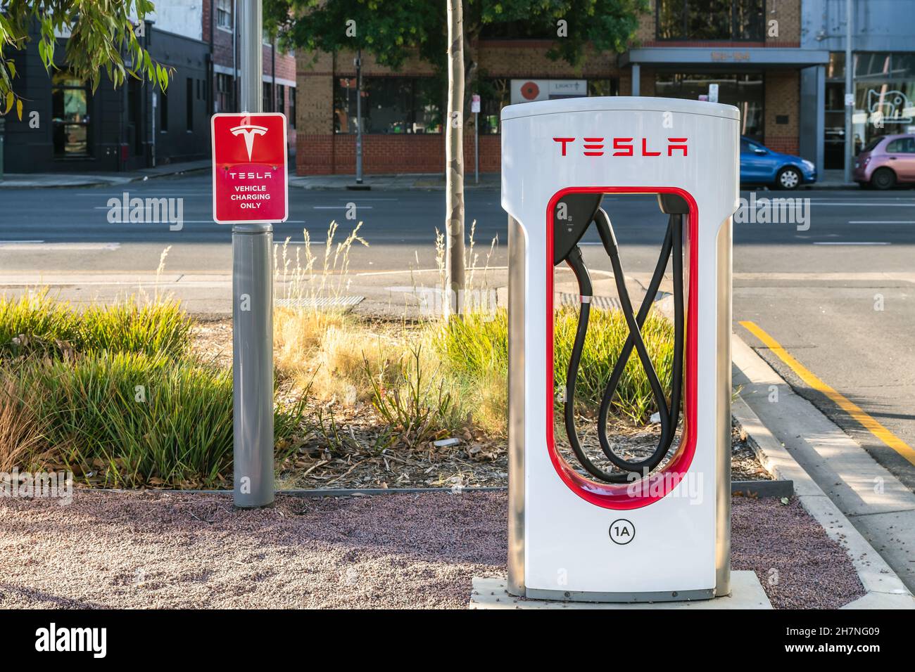Adelaide CBD, Australia - 4 aprile 2021: Stazione di ricarica gratuita Tesla Super Charger EV nel centro della città di Franklin Street in un giorno Foto Stock