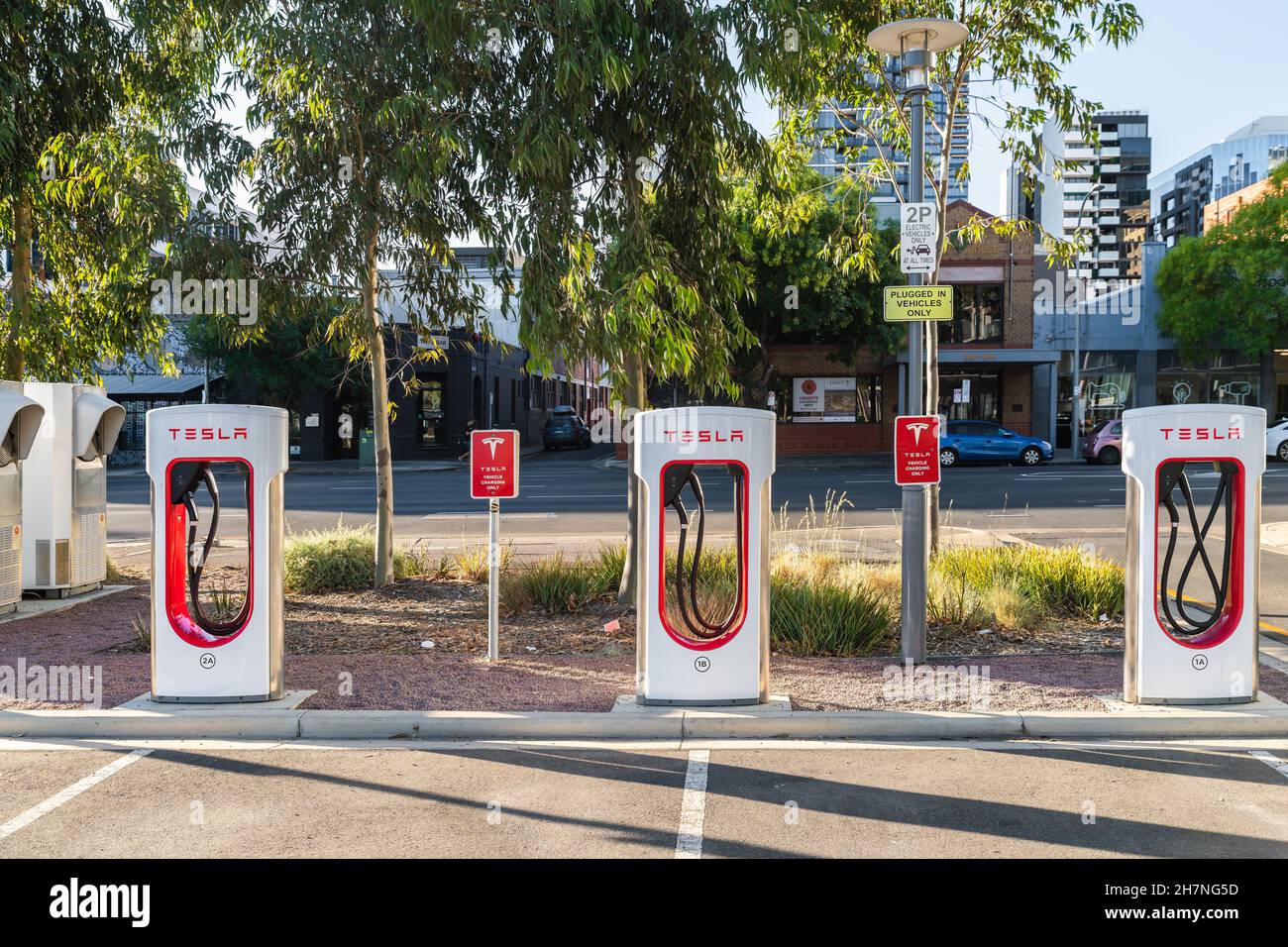 Adelaide CBD, Australia - 4 aprile 2021: Stazione di ricarica gratuita Tesla Super Charger EV nel centro della città di Franklin Street in un giorno Foto Stock