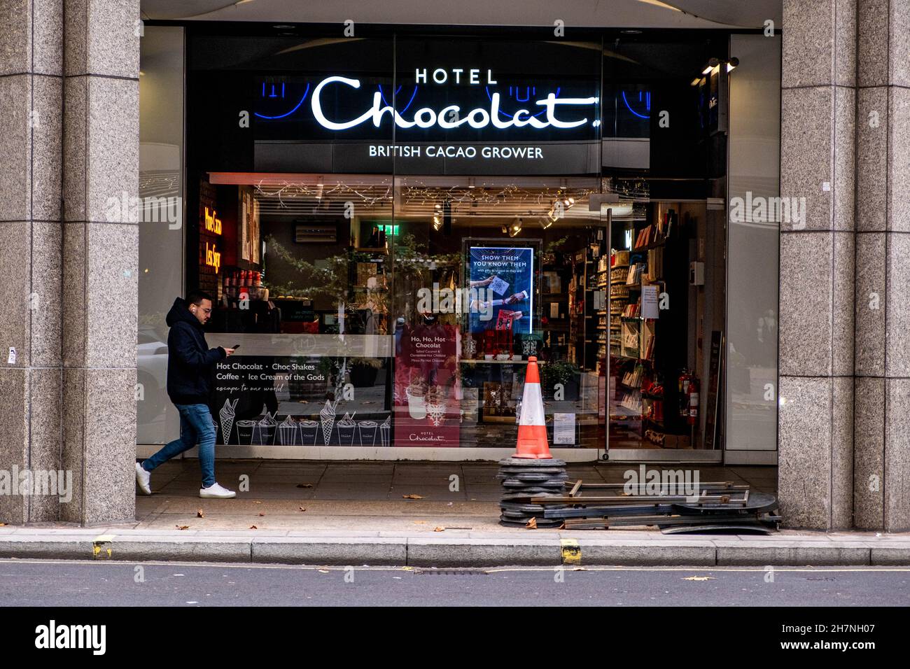 Victoria London Inghilterra UK, novembre 21 2021, High Street Retailer Hotel Chocolat Shop Front con Una persona a piedi Foto Stock