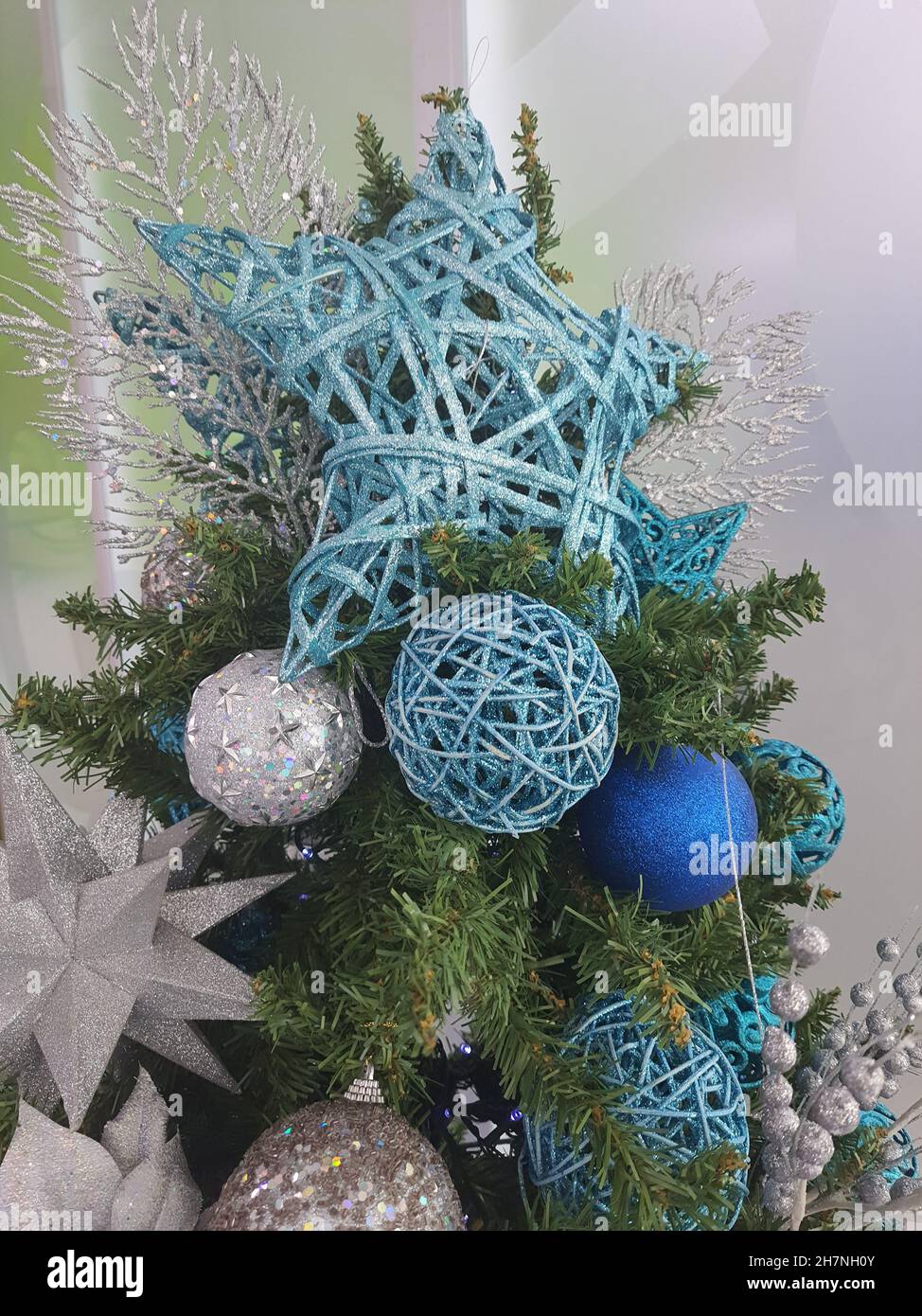 Albero di Natale, creativo con palle e stella, fatto di spago, glitter blu,  intrecciato Foto stock - Alamy