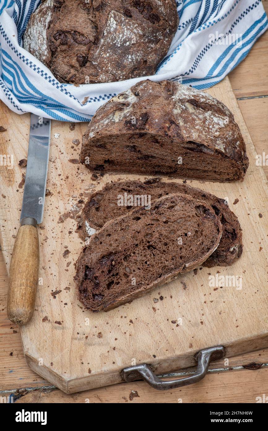 Pane di pasta al cioccolato su un asse di legno Foto Stock