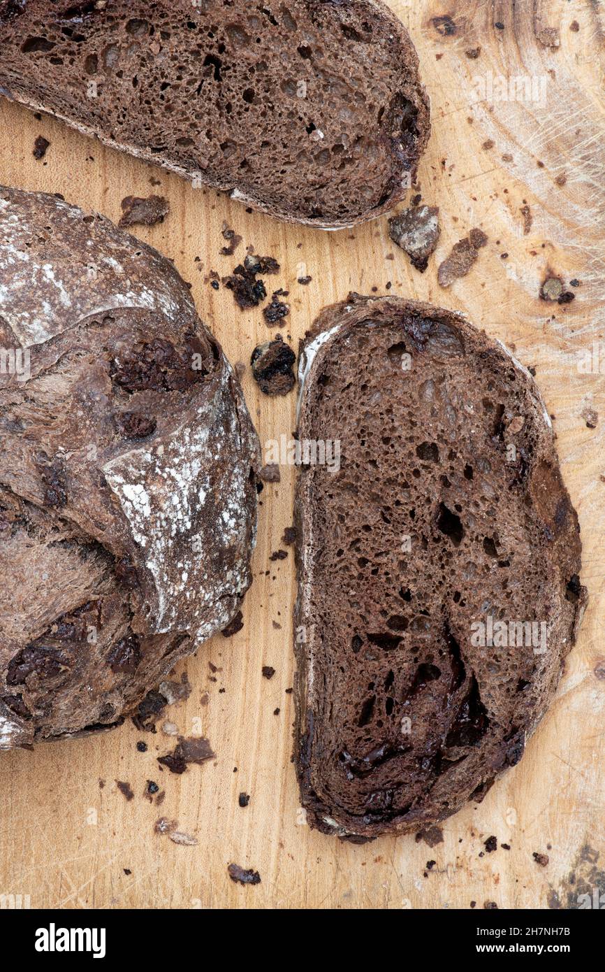 Pane di pasta al cioccolato su un asse di legno Foto Stock