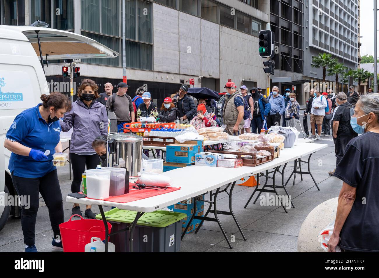 Concetto di povertà in Australia. Concetto di senzatetto. Poveri persone svantaggiate in linea per il cibo in Australia, Sydney. Foto Stock