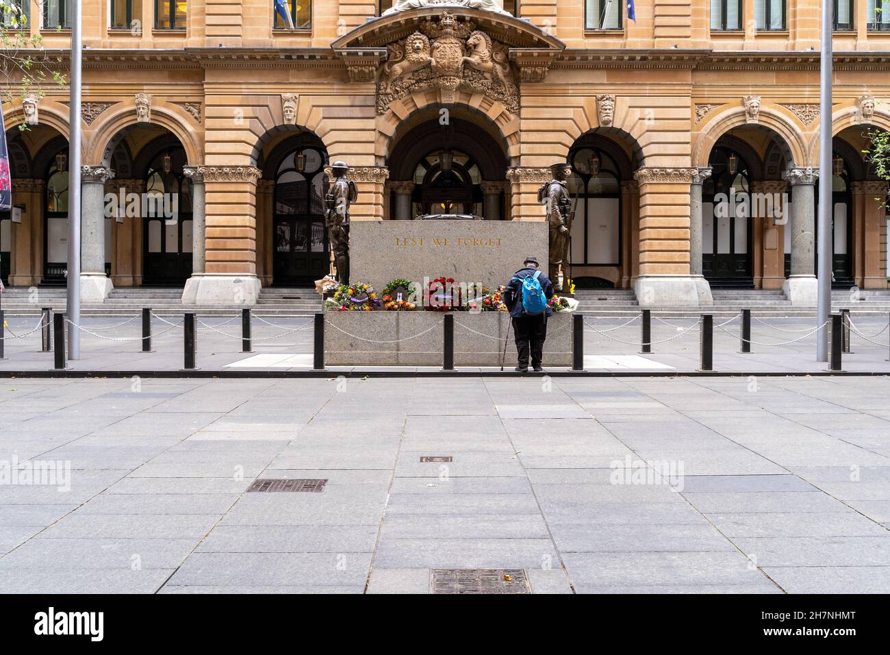 Uomo che rende omaggio a Sydney Cenotaph. Monumento storico della prima Guerra Mondiale situato a Martin Place, a Sydney, Australia. Foto Stock