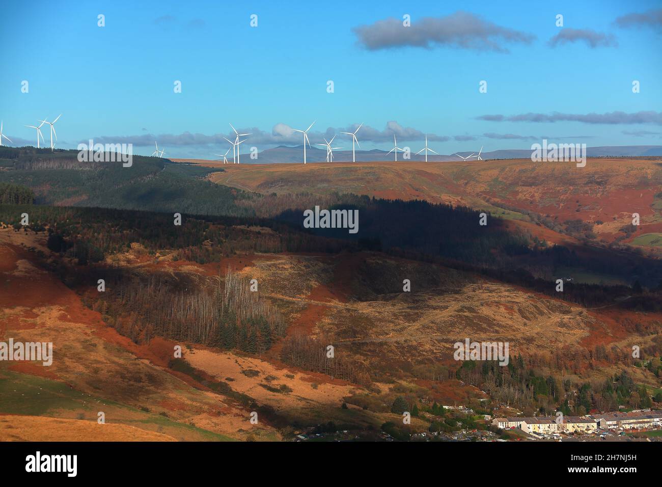 Una vista sul CYM Parc guardando verso un parco eolico sopra Treorchy città con tutte le turbine eoliche in pieno uso. Foto Stock