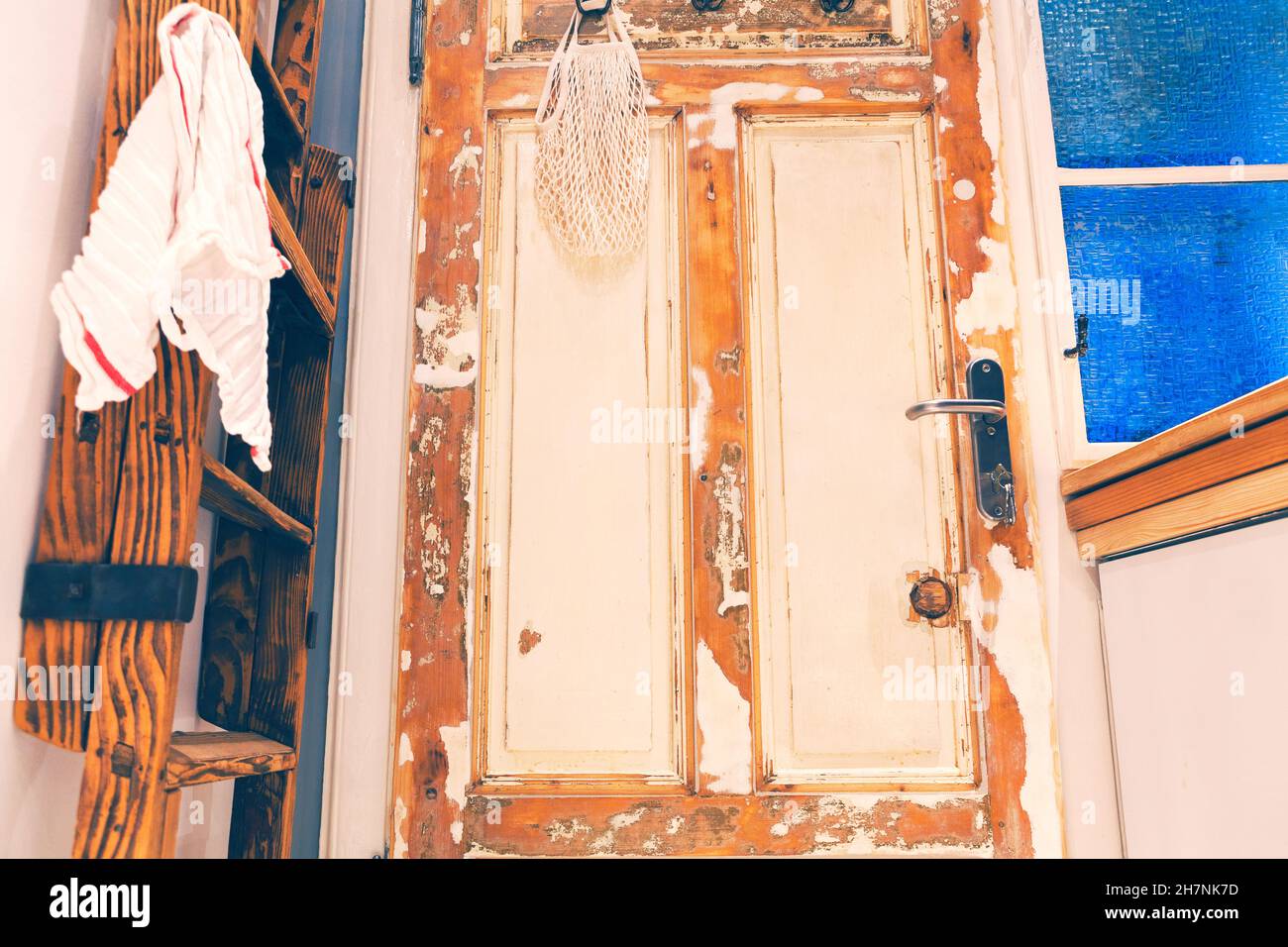 Vista interna della porta vintage in legno. Vecchia porta coperta pelata Foto Stock