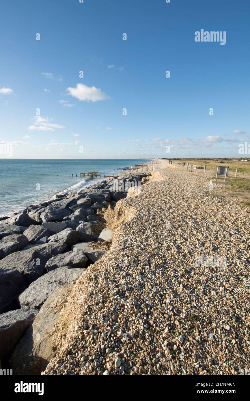 Erosione costiera, Sussex, difesa del mare, groynes di pietra, ciottoli e pietre, Separando il mare e Medmerry, vista nord-ovest verso Bracklesham, novembre Foto Stock