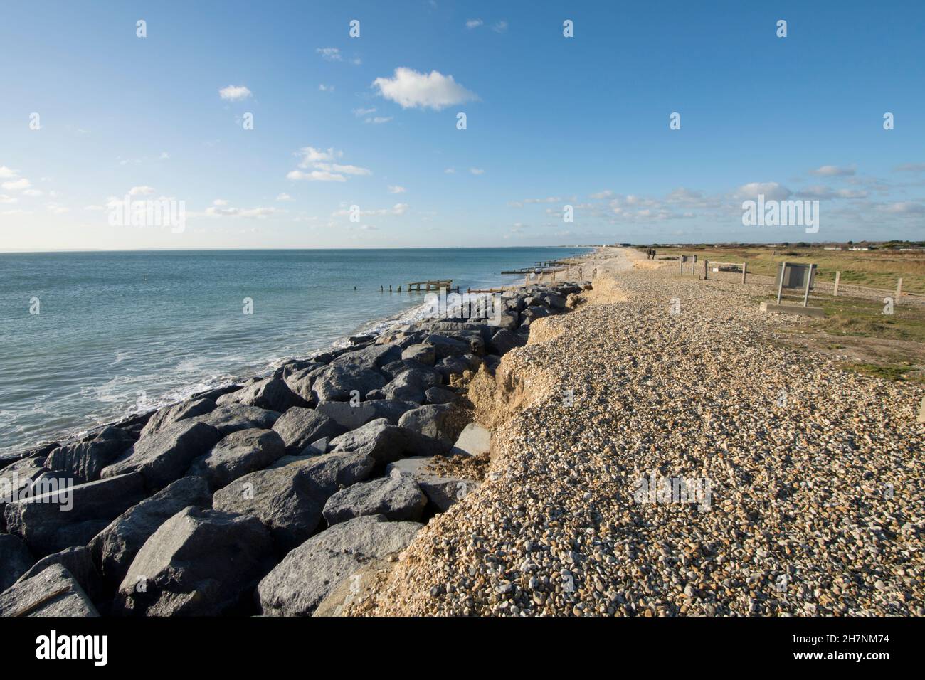 Erosione costiera, Sussex, difesa del mare, groynes di pietra, ciottoli e pietre, Separando il mare e Medmerry, vista nord-ovest verso Bracklesham, novembre Foto Stock
