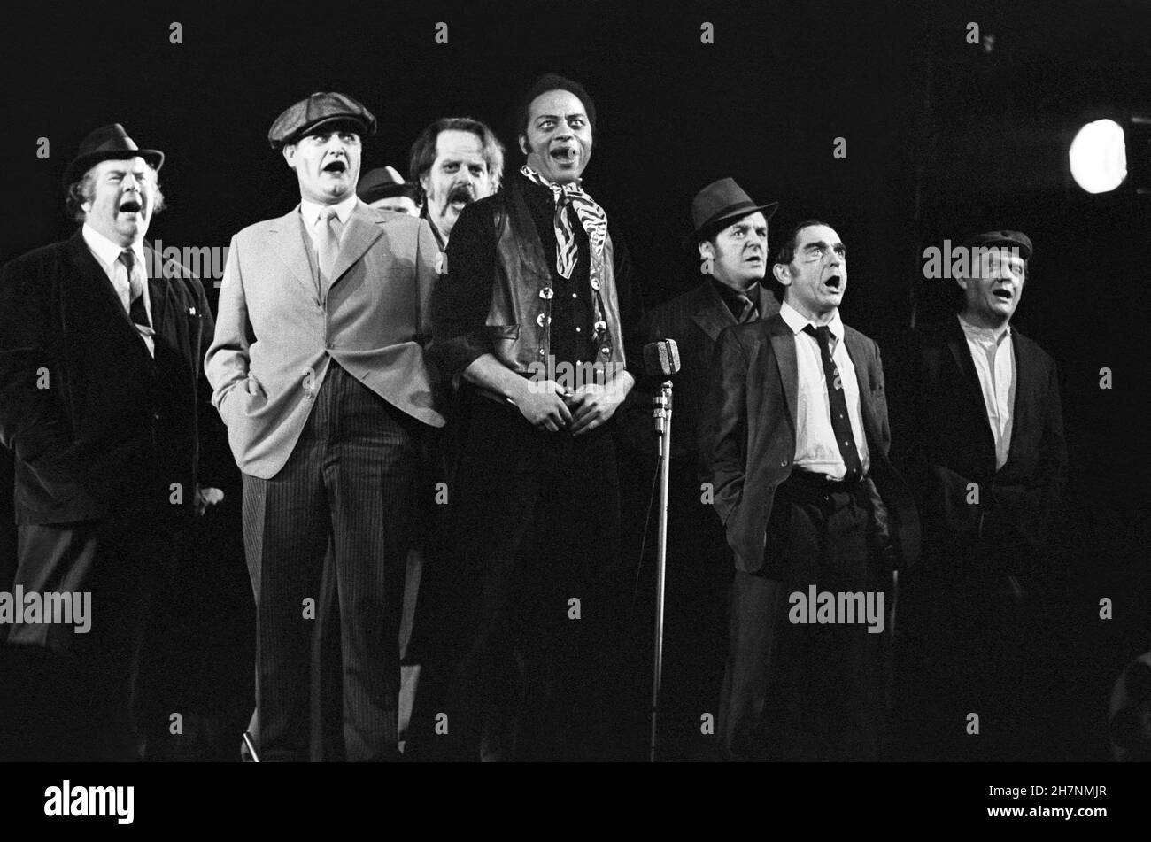 Center: LON Satton (Narrator) front Right: Henry Woolf (Filch) in THE THREEPENNY OPERA al Prince of Wales Theatre, London W1 10/02/1972 text: Bertolt Brecht traduzione: Hugh MacDiarmid musica: Kurt Weill dopo John Gay Set design: Patrick Robertson costumi: Rosemary Vercoe illuminazione: Richard Pilbrow coreografia regista: Eleanor Richardan Foto Stock