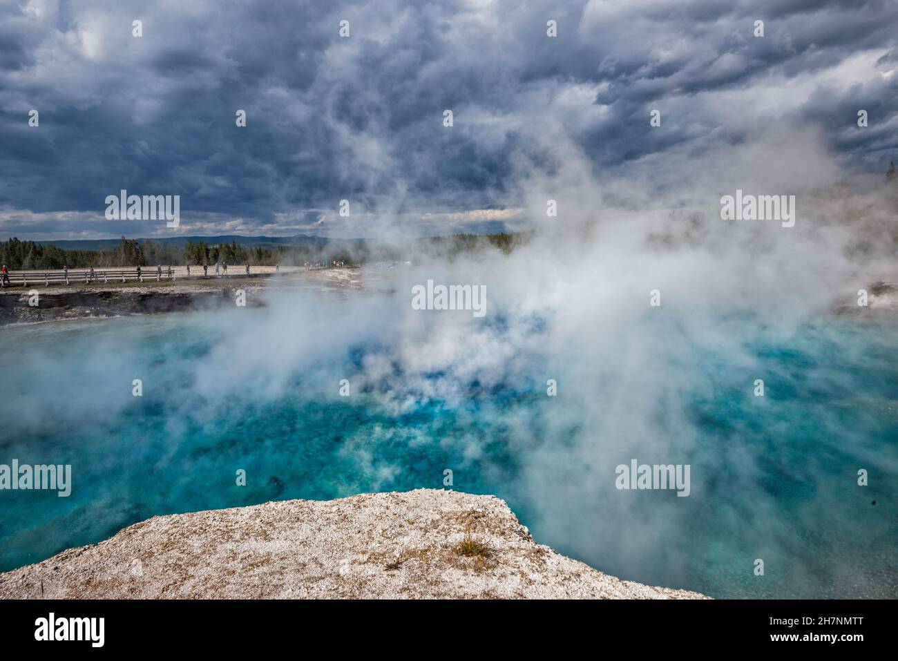 Nuvole di tempesta, vapore che sale dal cratere di Excelsior Geyser, ora sorgente termale calda, Midway Geyser Basin, Yellowstone National Park, Wyoming, USA Foto Stock