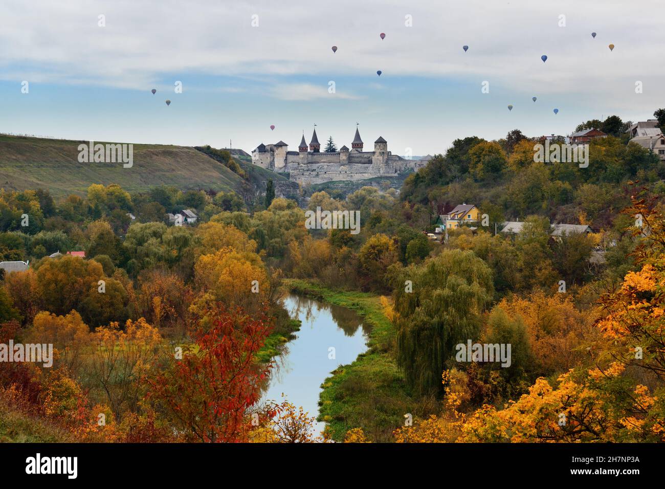 Bellissimo paesaggio con palloncini sopra la vecchia fortezza di Kamyanets-Podilsky, Ucraina Foto Stock