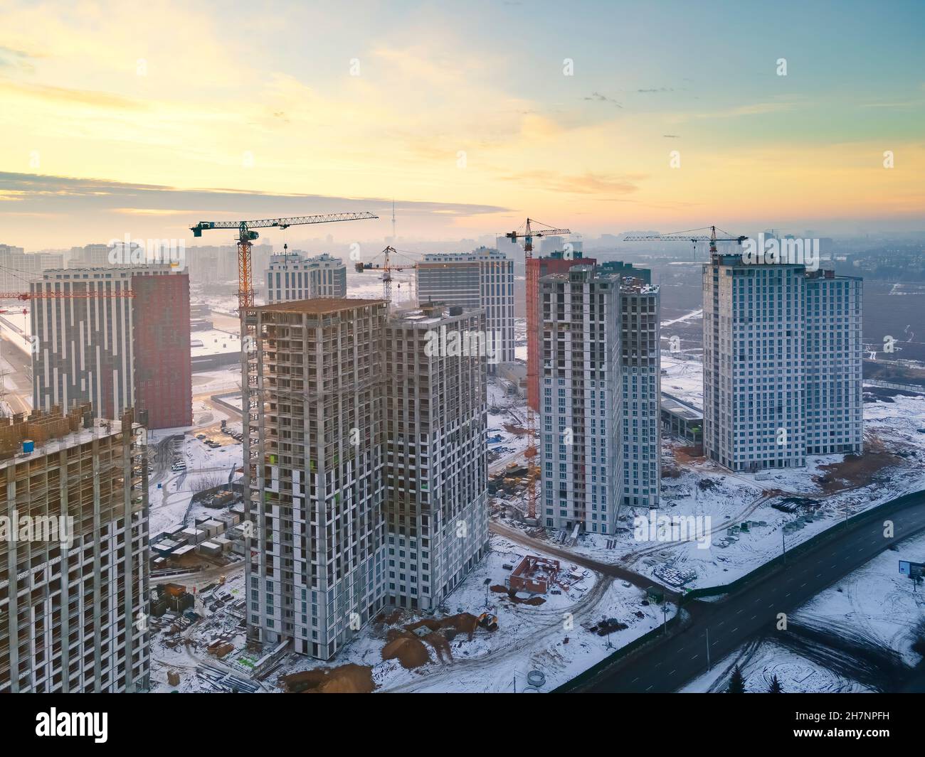 Nuovo cantiere immobiliare al mattino. Drone foto del nuovo quartiere al mattino illuminato dai primi raggi del sole del mattino. Sviluppo urbano AN Foto Stock