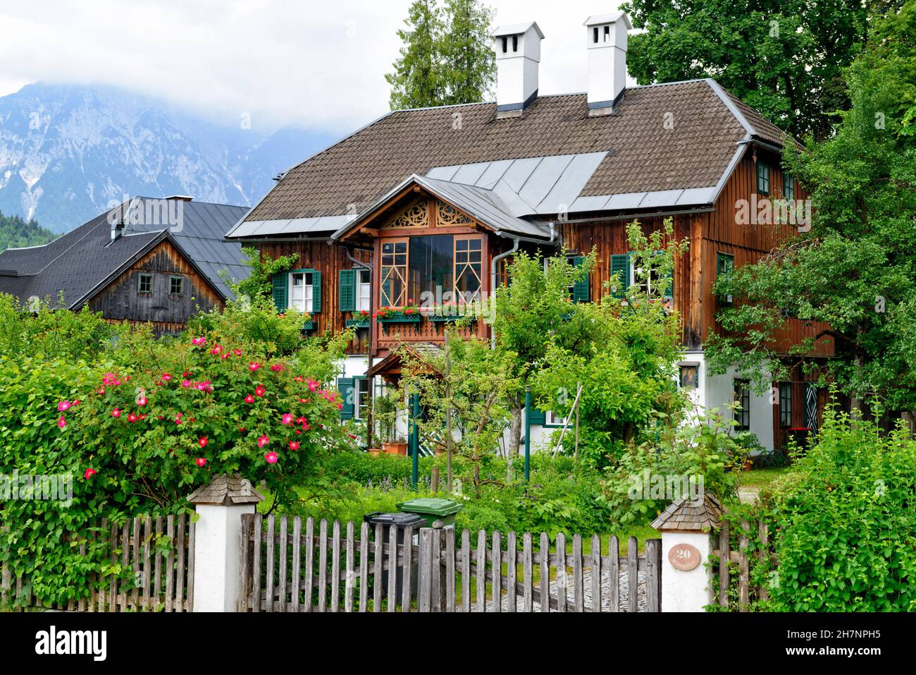 ALTAUSSEE, AUSTRIA – GIUGNO 2015: Casa privata che rappresenta la tipica architettura lignea austriaca Foto Stock