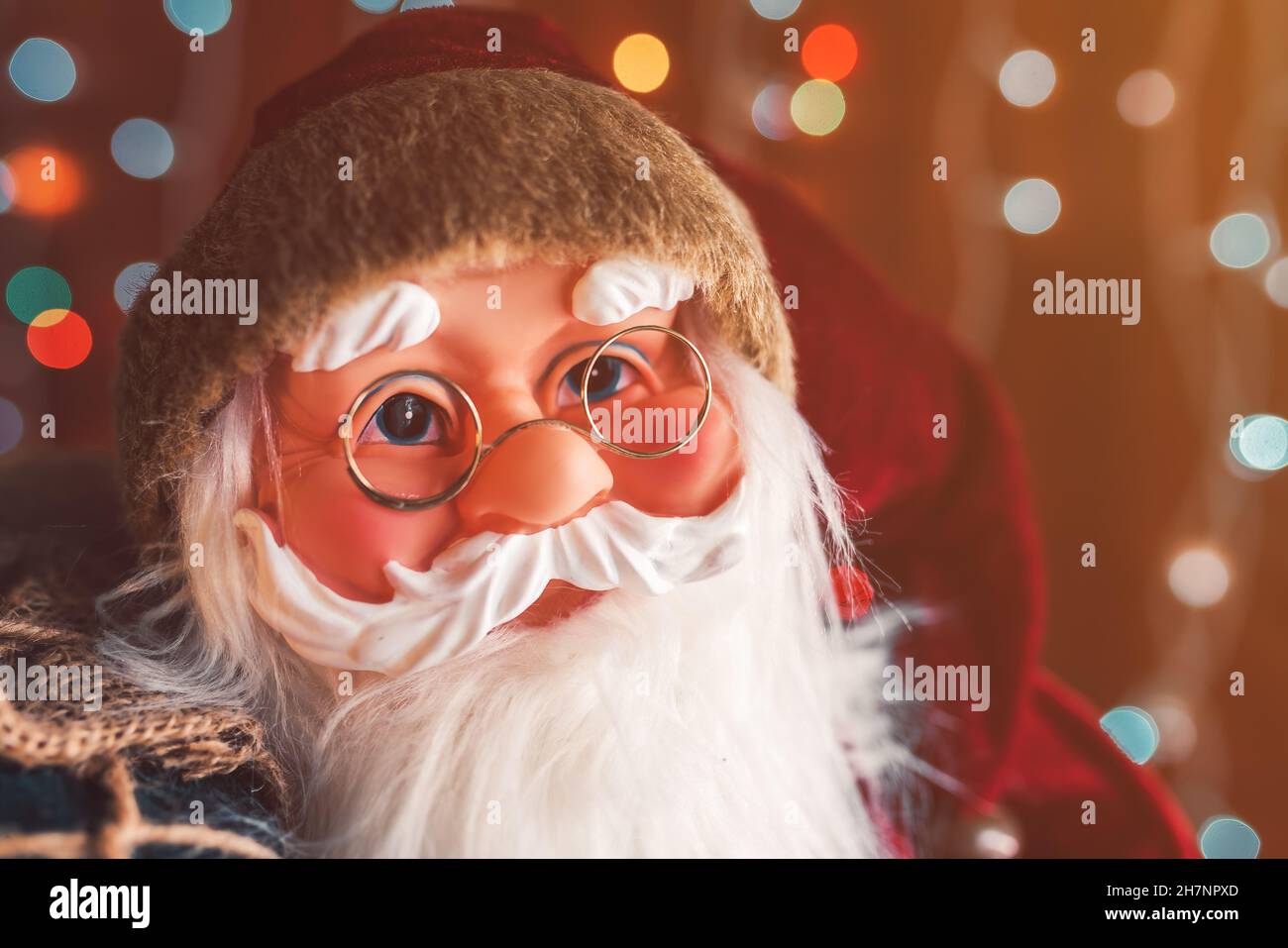 Giocattolo fittizio Babbo Natale con sfondo bokeh luminoso e vivace, fuoco selettivo Foto Stock