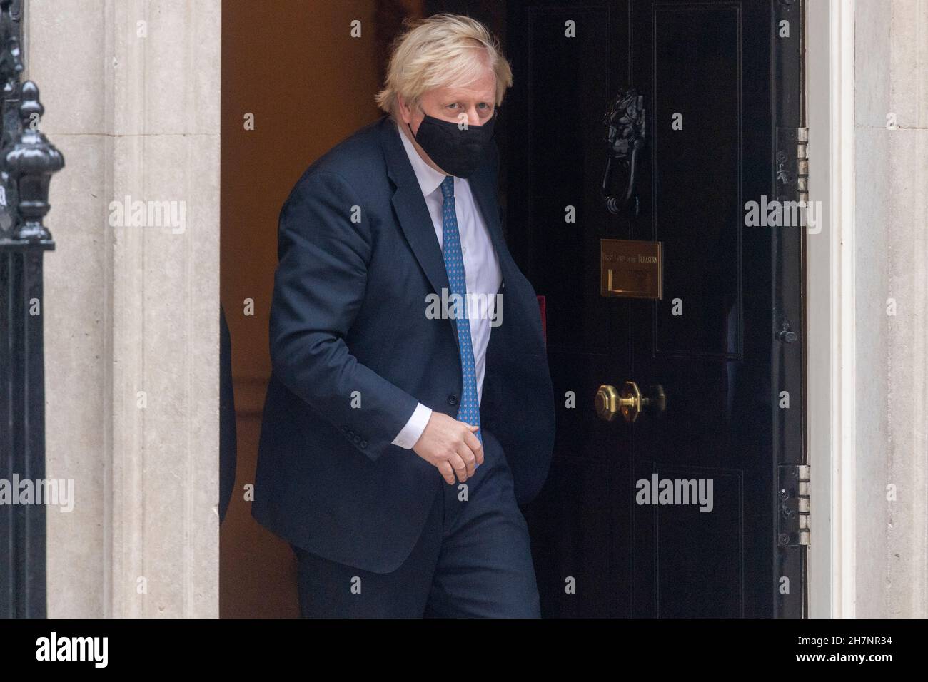 24/11/2021. Londra, Regno Unito. Il primo ministro britannico Boris Johnson lascia il No.10 Downing St per partecipare al tempo delle interrogazioni dei primi Ministri alla Camera dei Comuni. Foto di Ray Tang. Foto Stock