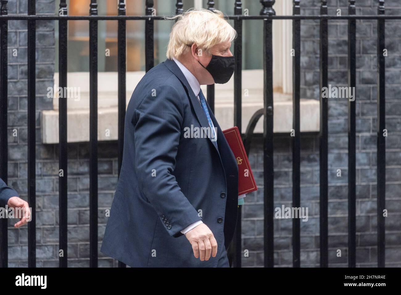 24/11/2021. Londra, Regno Unito. Il primo ministro britannico Boris Johnson lascia il No.10 Downing St per partecipare al tempo delle interrogazioni dei primi Ministri alla Camera dei Comuni. Foto di Ray Tang. Foto Stock