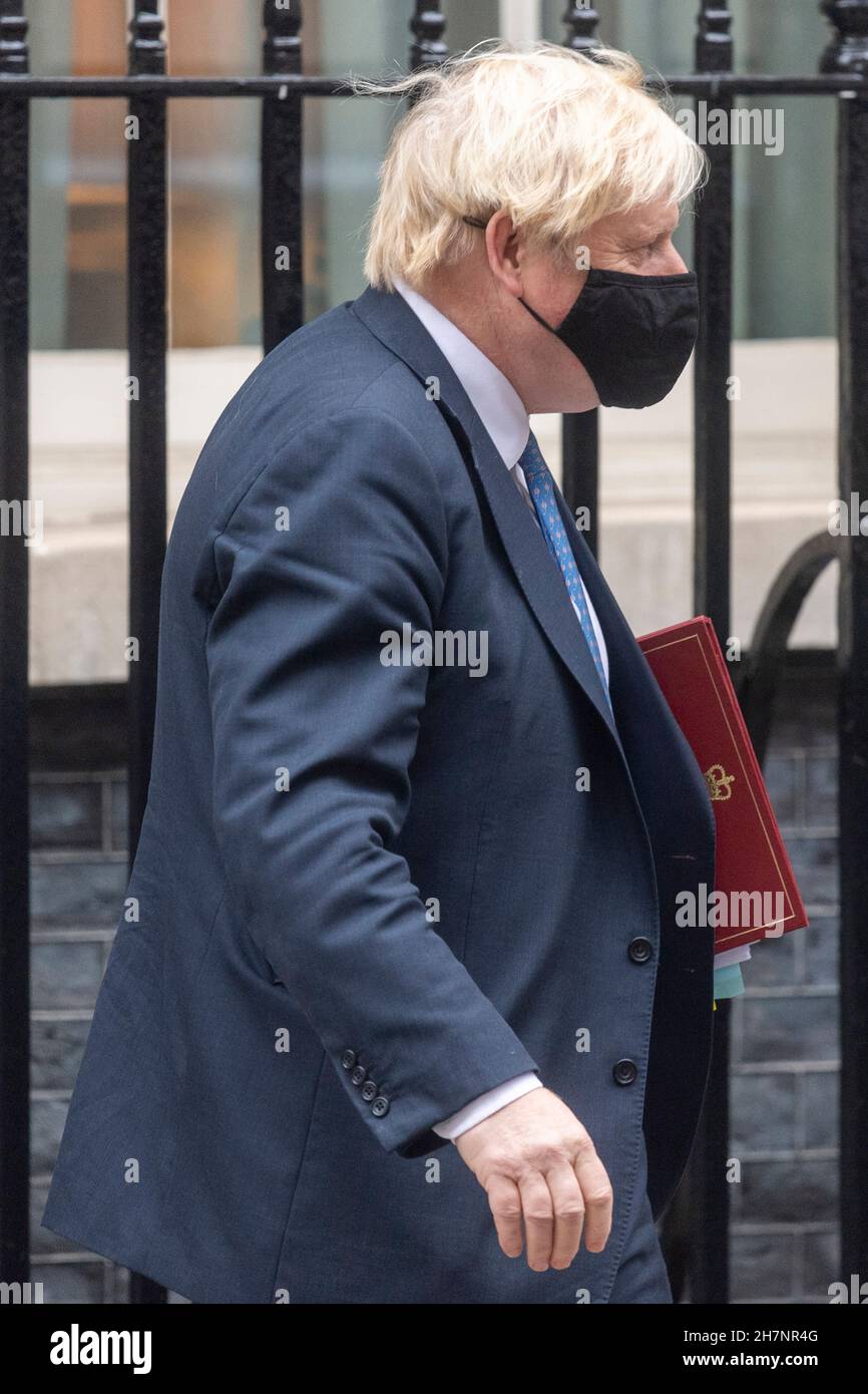 24/11/2021. Londra, Regno Unito. Il primo ministro britannico Boris Johnson lascia il No.10 Downing St per partecipare al tempo delle interrogazioni dei primi Ministri alla Camera dei Comuni. Foto di Ray Tang. Foto Stock