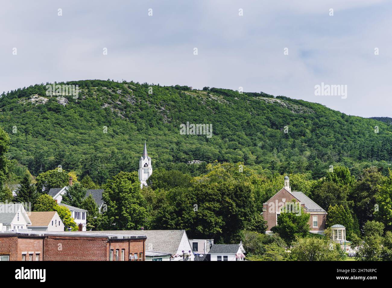 Piccolo fascino della città - montagna boscosa che torreggia su Storybook Town Foto Stock