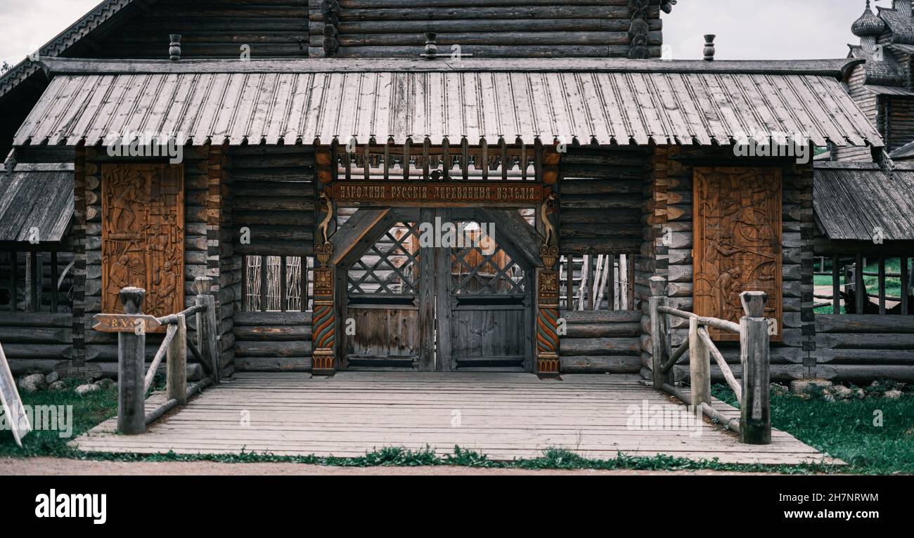 Regione di Leningrad, distretto di Vsevolozhsky, Russia, 29 agosto 2020: Ingresso all'etnopark Bogoslovka. Vista del cancello principale in legno. Foto Stock