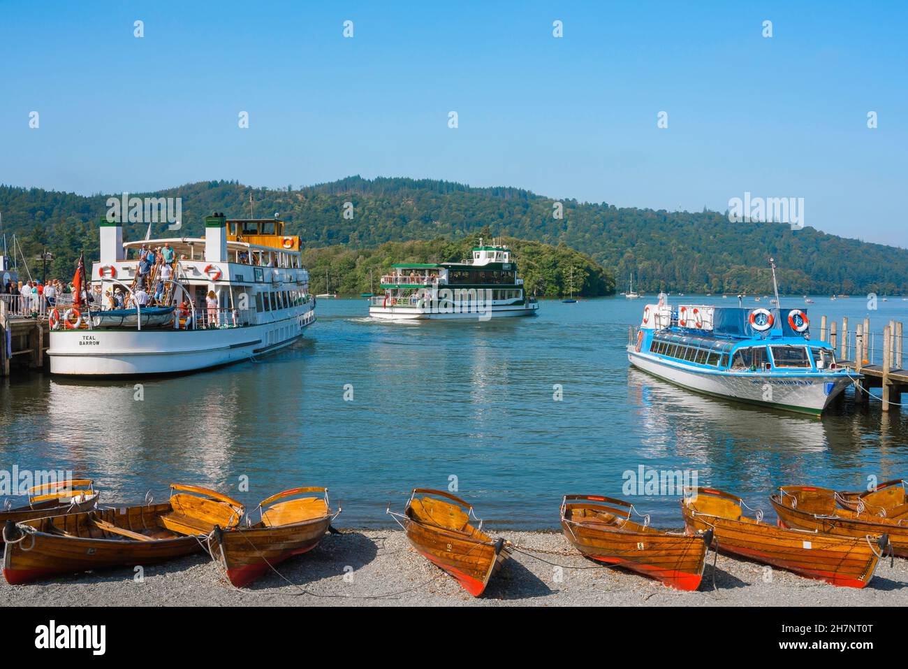 Lake District UK, ammira in estate le barche ormeggiate in un molo accanto alla Promenade a Bowness-on-Windermere, un villaggio panoramico sul lago Windermere, Regno Unito Foto Stock
