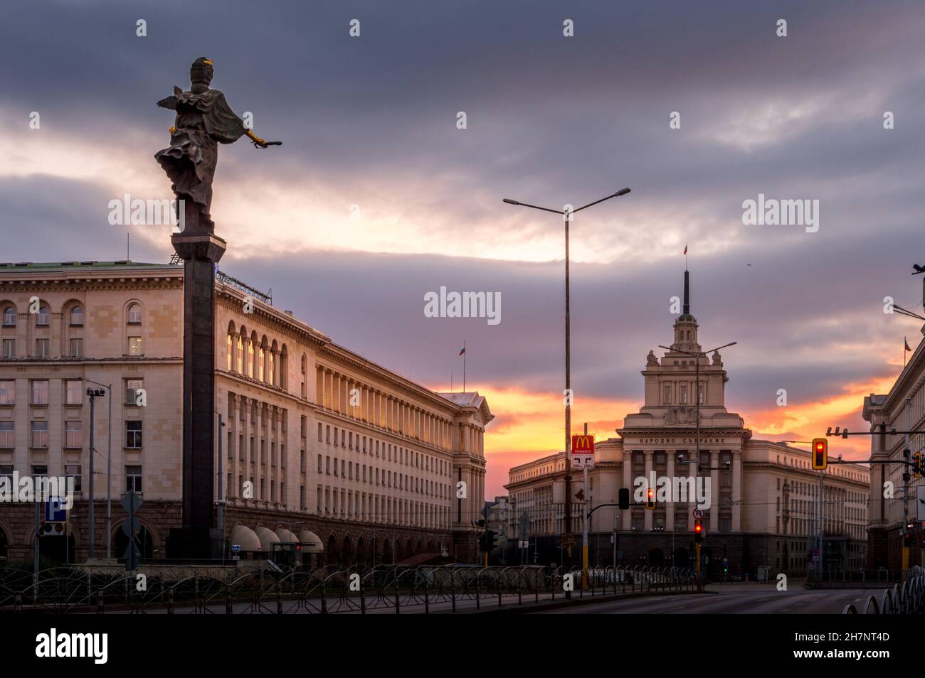 Alba a Sofia - statua di Sofia, centro Foto Stock