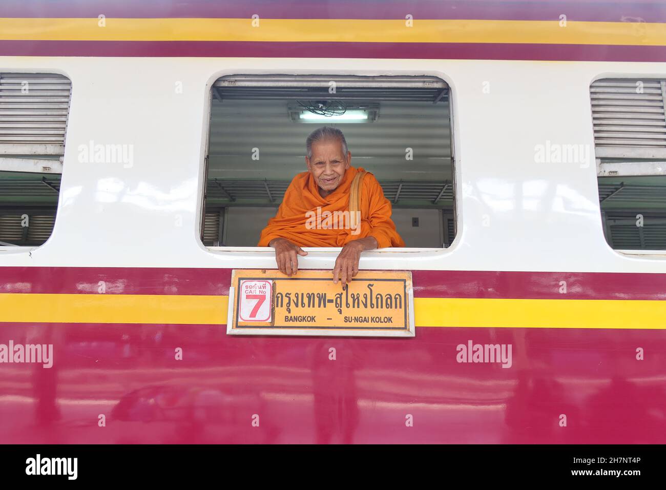 Monaco che si appoggia dal treno alla stazione ferroviaria, Bangkok Thailandia Foto Stock