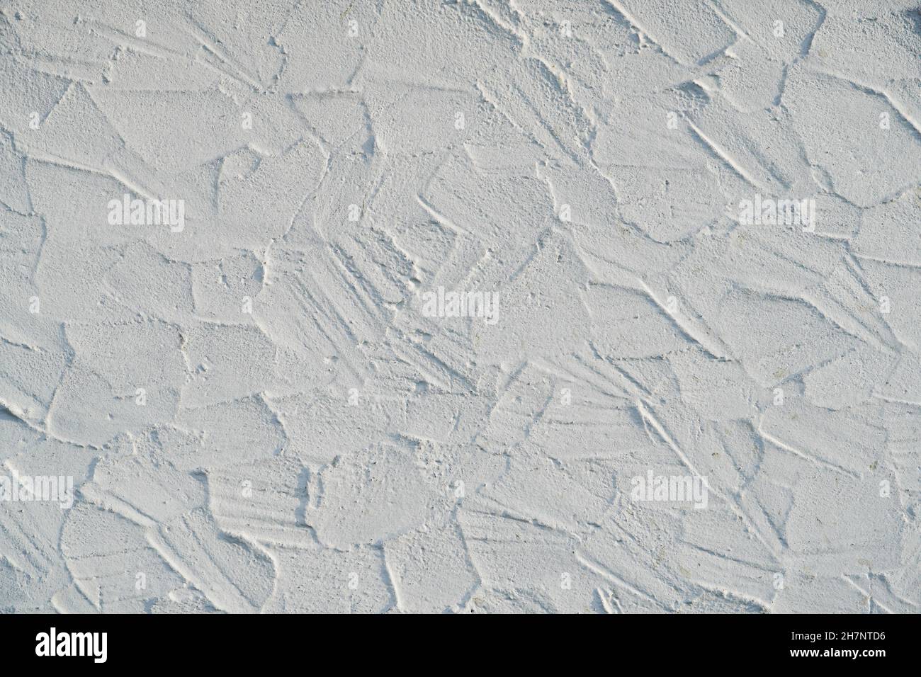 Parete disordinata intonacata, dipinta di bianco. Sfondi e trame. Foto Stock