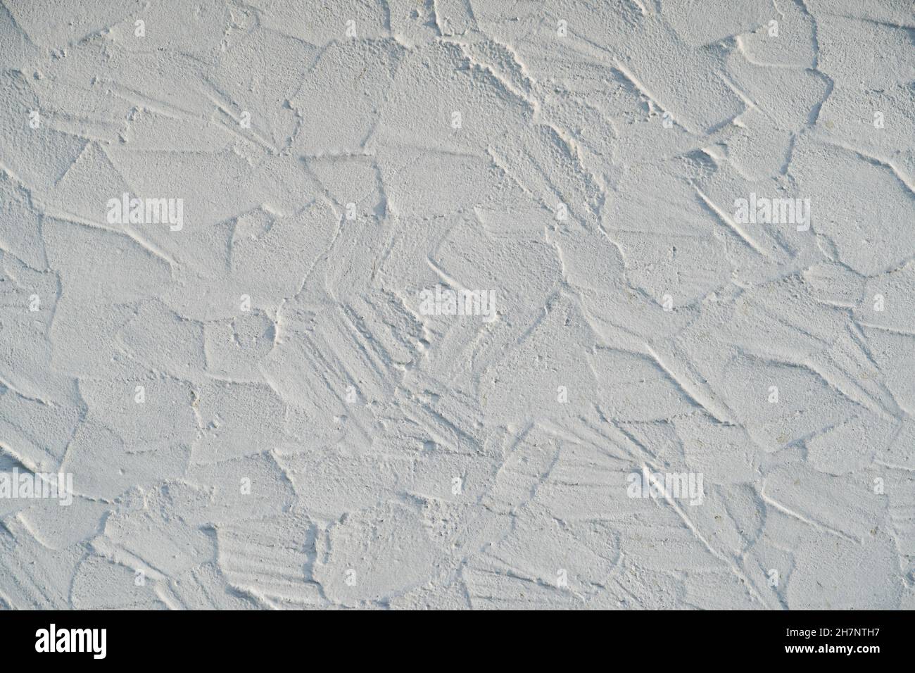 Parete disordinata intonacata, dipinta di bianco. Sfondi e trame. Foto Stock