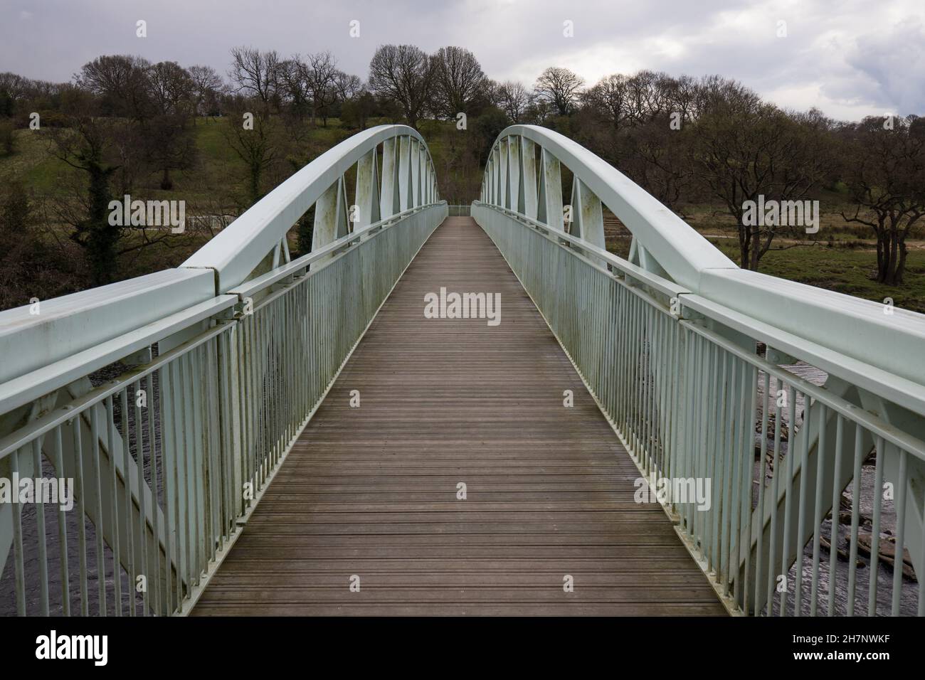 Ponte pedonale Dinkley che attraversa il fiume ribble vicino al verde hurst. Passerella metallica simmetrica Foto Stock
