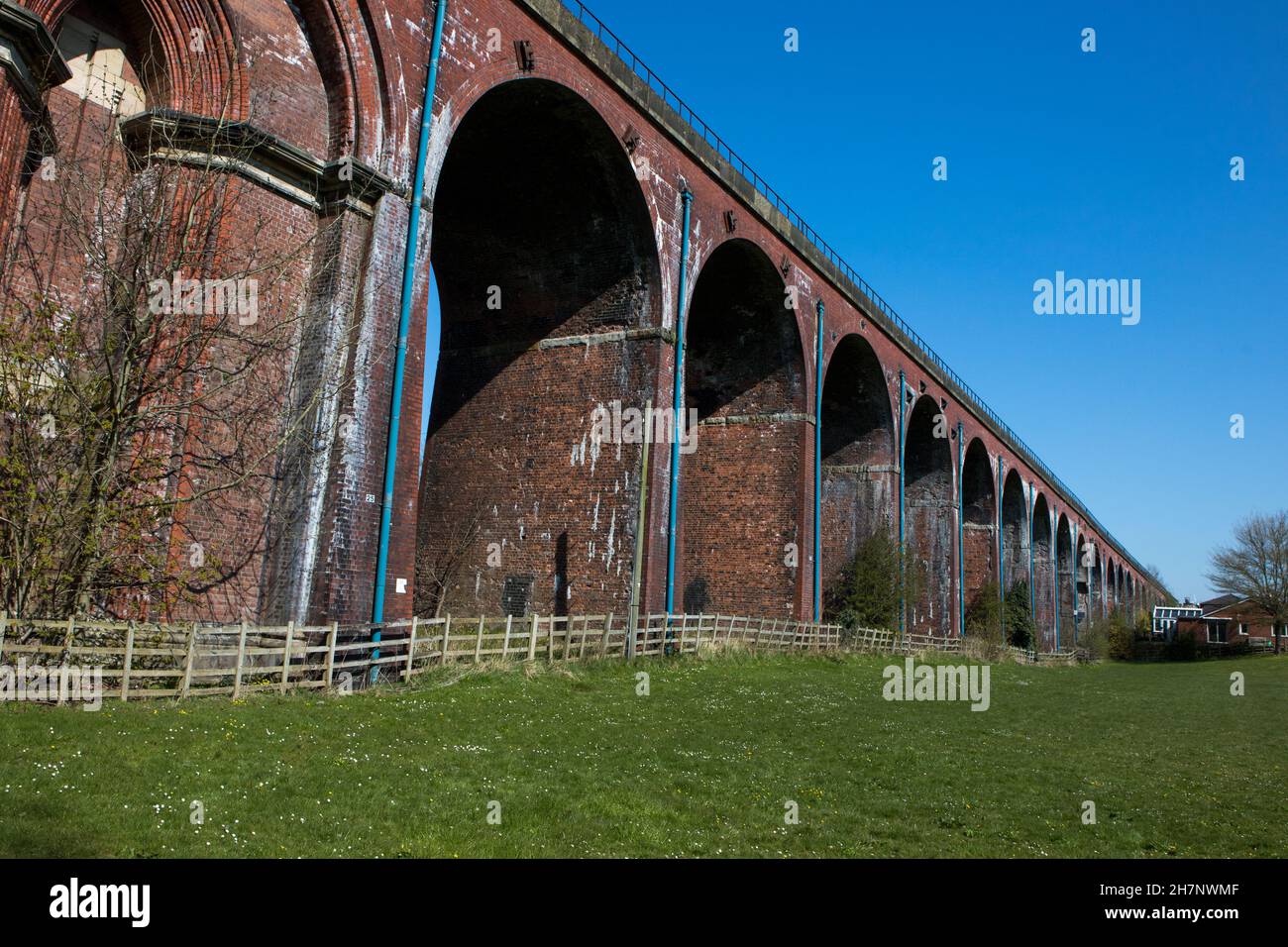 Archi di Whalley. Viadotto ferroviario in mattoni rossi nella valle del ribble. Panorama ferroviario del Regno Unito Foto Stock