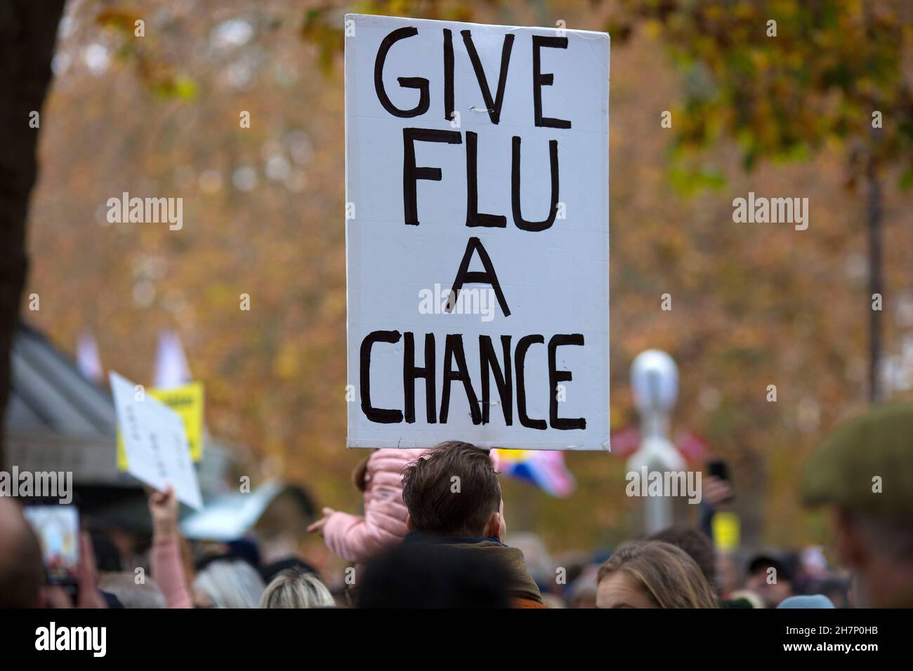 Le persone contro le restrizioni di Covid, come i passaporti dei vaccini, si riuniscono e si marciano durante un World Wide Rally for Freedom nel centro di Londra. Foto Stock