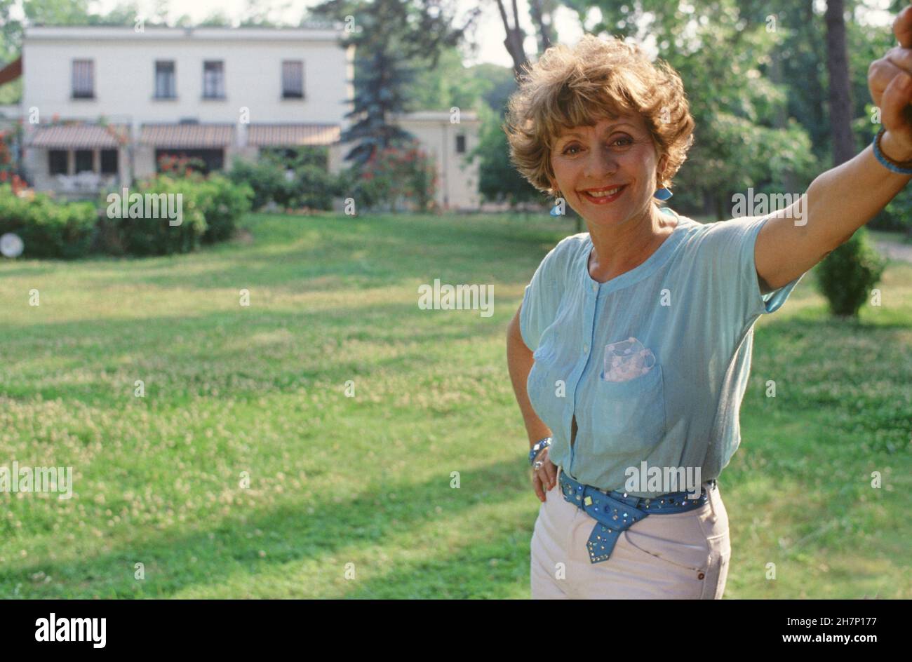 La cantante belga Annie Cordy a casa sua a Bièvres (Essonne), c.1985. Foto Stock