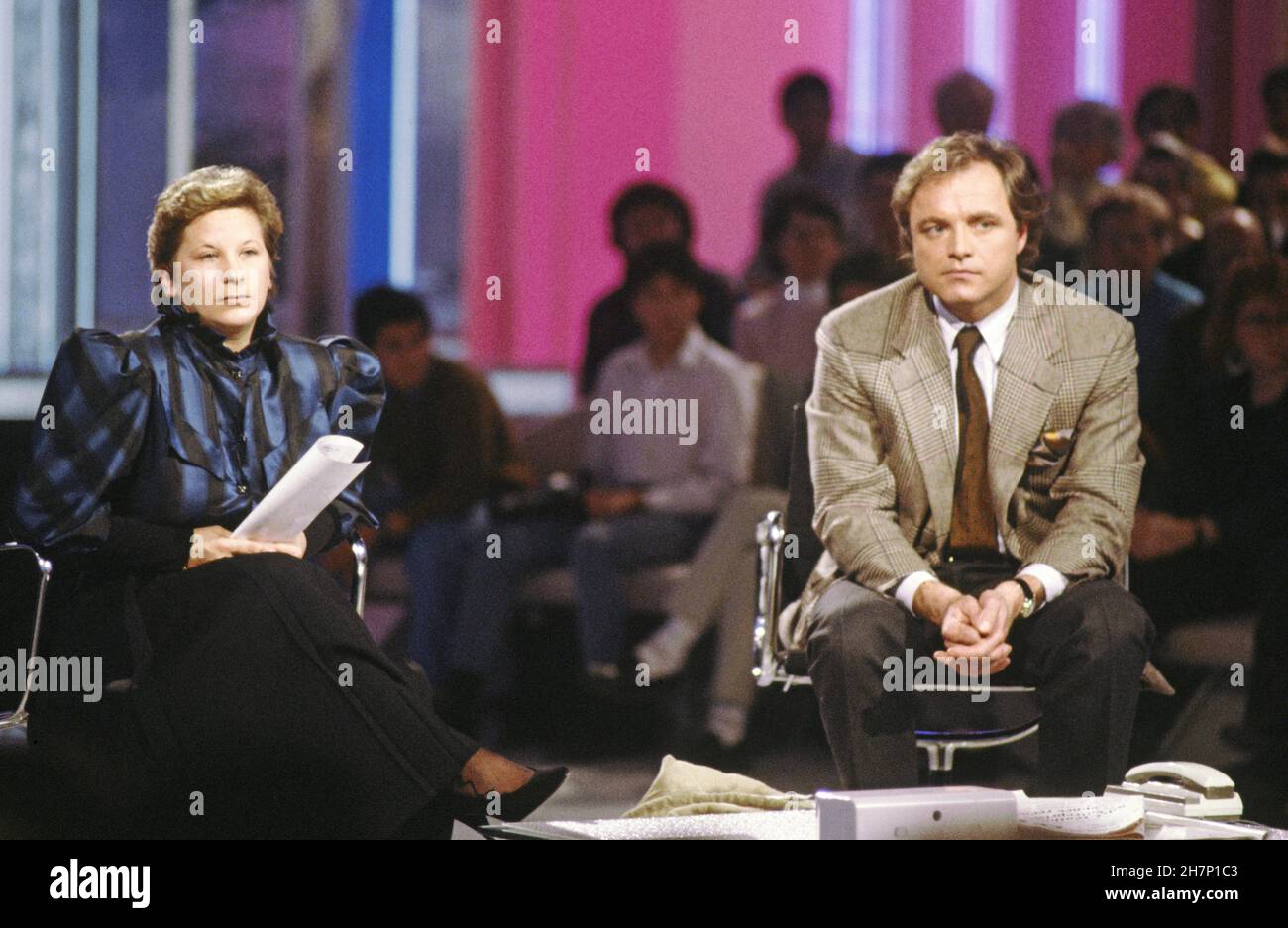 Assassinio di Grégory Villemin: Marie-Ange Laroche intervistato da Guillaume Durand sul set del programma televisivo 'Face-à-France', il 21 gennaio 1988. Foto Stock