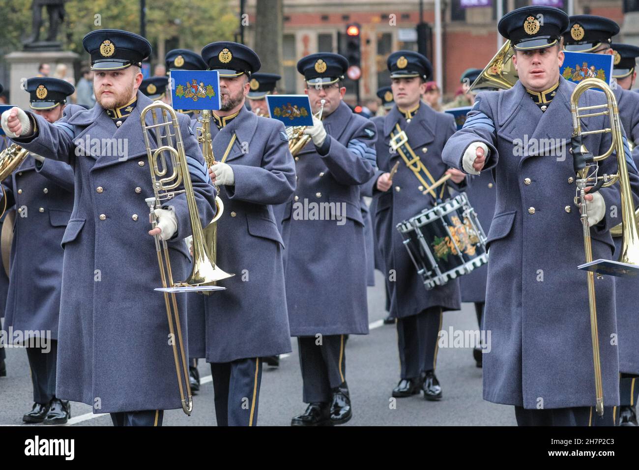 Westminster, Londra, Regno Unito. 24 novembre 2021. Diverse strade di Westminster sono chiuse come una parata militare con la band march lungo Parliament Square e nel Palazzo di Westminster Grounds. La sfilata comprende, ed è in onore di, coloro che sono stati gli ultimi soldati britannici a lasciare l'Afghanistan durante la fase finale di "operazione di vaiolatura”, gli sforzi per evacuare cittadini britannici e afghani eleggibili dal paese. Segue una cerimonia nella Camera dei giardini Comuni. Credit: Imagplotter/Alamy Live News Foto Stock