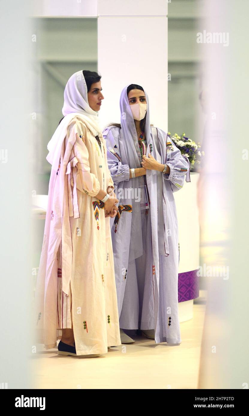 Donne con testa coperta e maschere facciali in Arabia Saudita stand al World Travel Market (WTM) a Excel London, novembre 2021 Foto Stock