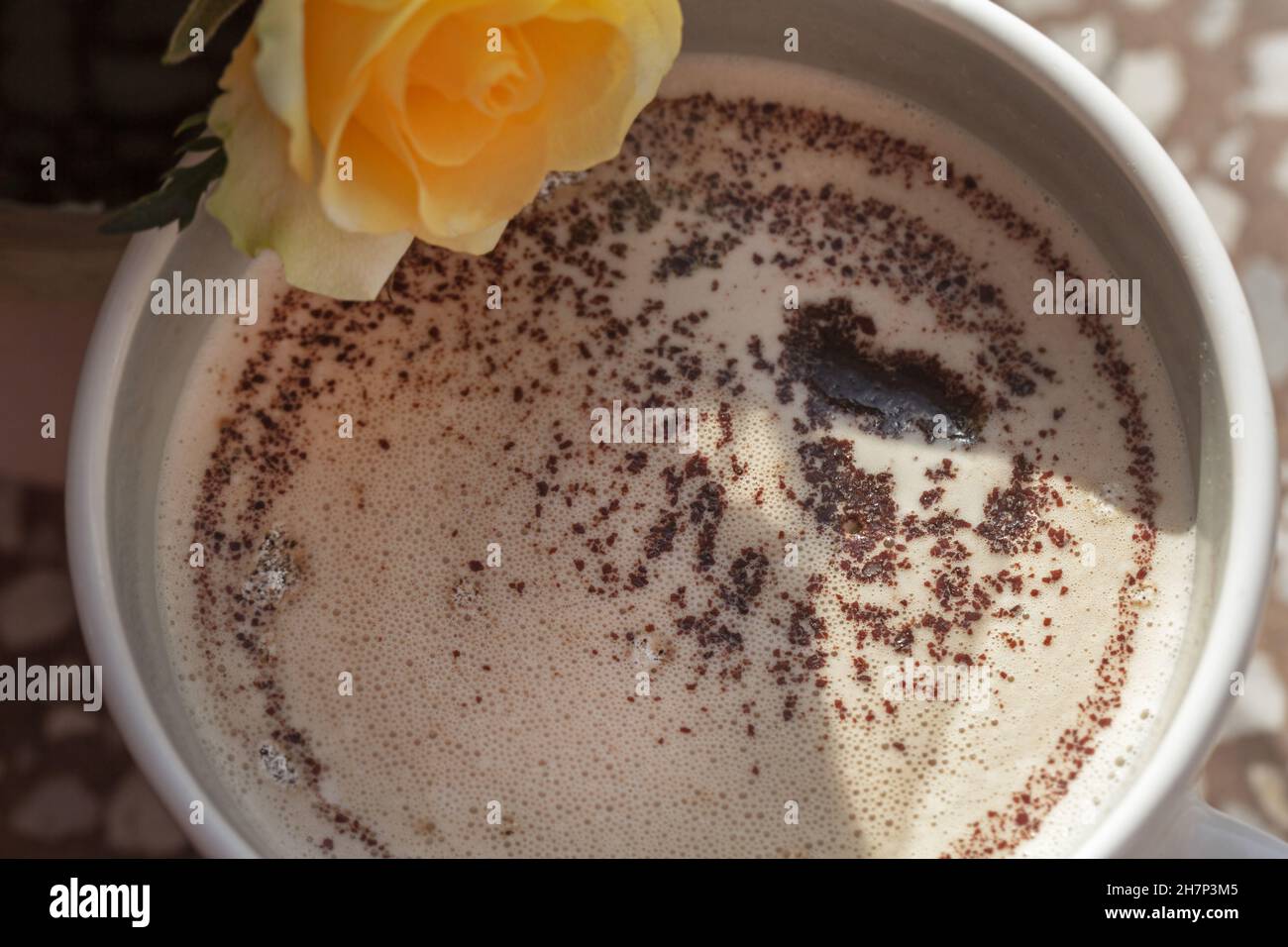 Caffè del mattino grande e autentico con rosa gialla per un buon umore Foto Stock