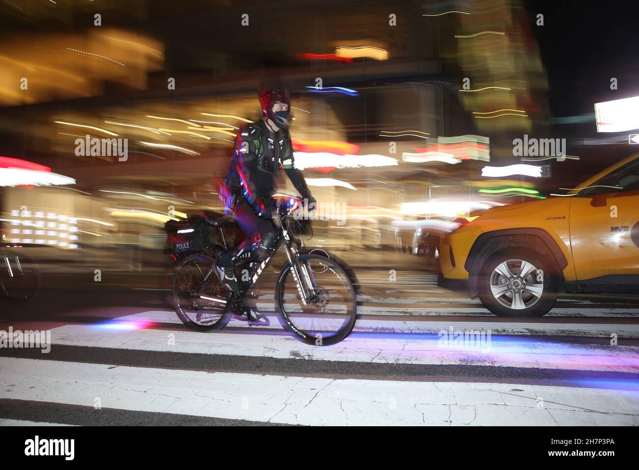 New York, NY, USA, NYPD ufficiale su una bicicletta che indossa una uniforme Yaffa o Turtle Foto Stock