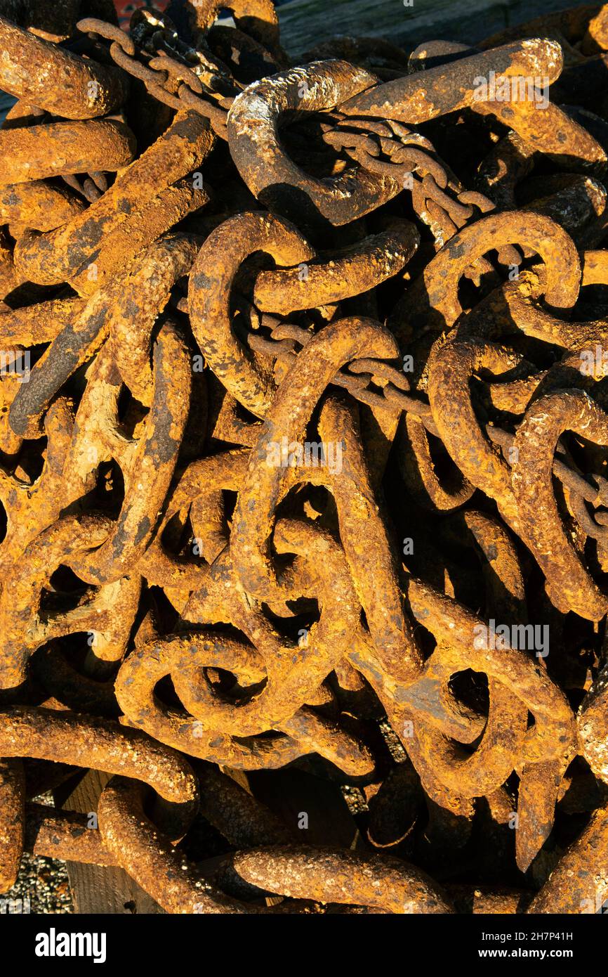 Le vecchie catene di ancoraggio arrugginite fanno un interessante studio di colore e consistenza. Raramente scartati saranno risorse ad altri compiti e scopi Foto Stock