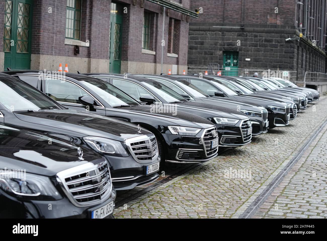 Berlino, Germania. 24 novembre 2021. La flotta di veicoli dei negoziatori è parcheggiata nel Westhafen prima della conferenza stampa per la presentazione dell'accordo di coalizione congiunto dei partiti semaforici di SPD, Bündnis 90/Die Grünen e FDP per il futuro governo federale. Credit: Kay Nietfeld/dpa/Alamy Live News Foto Stock