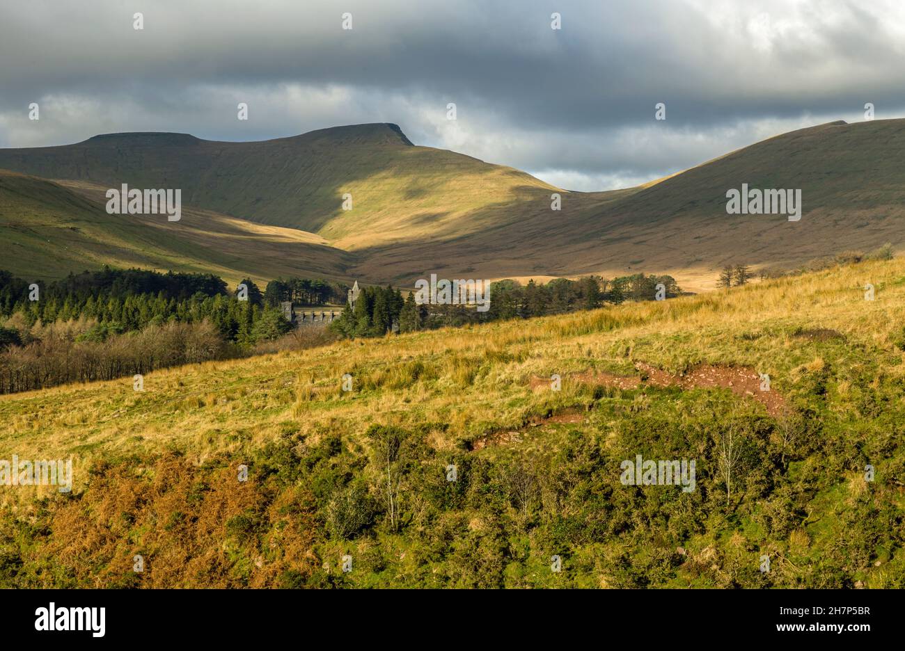 Un paesaggio di Brecon Beacons che mostra Corn Du, Pen y Fan e Cribyn in un giorno di novembre soleggiato Foto Stock