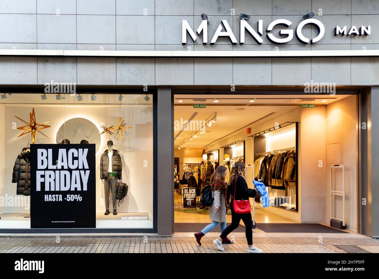 Valencia, Spagna. 24 novembre 2021. Negozio Mango Man visto con adesivi  Black Friday durante la Black Week. Credit: SOPA Images Limited/Alamy Live  News Foto stock - Alamy