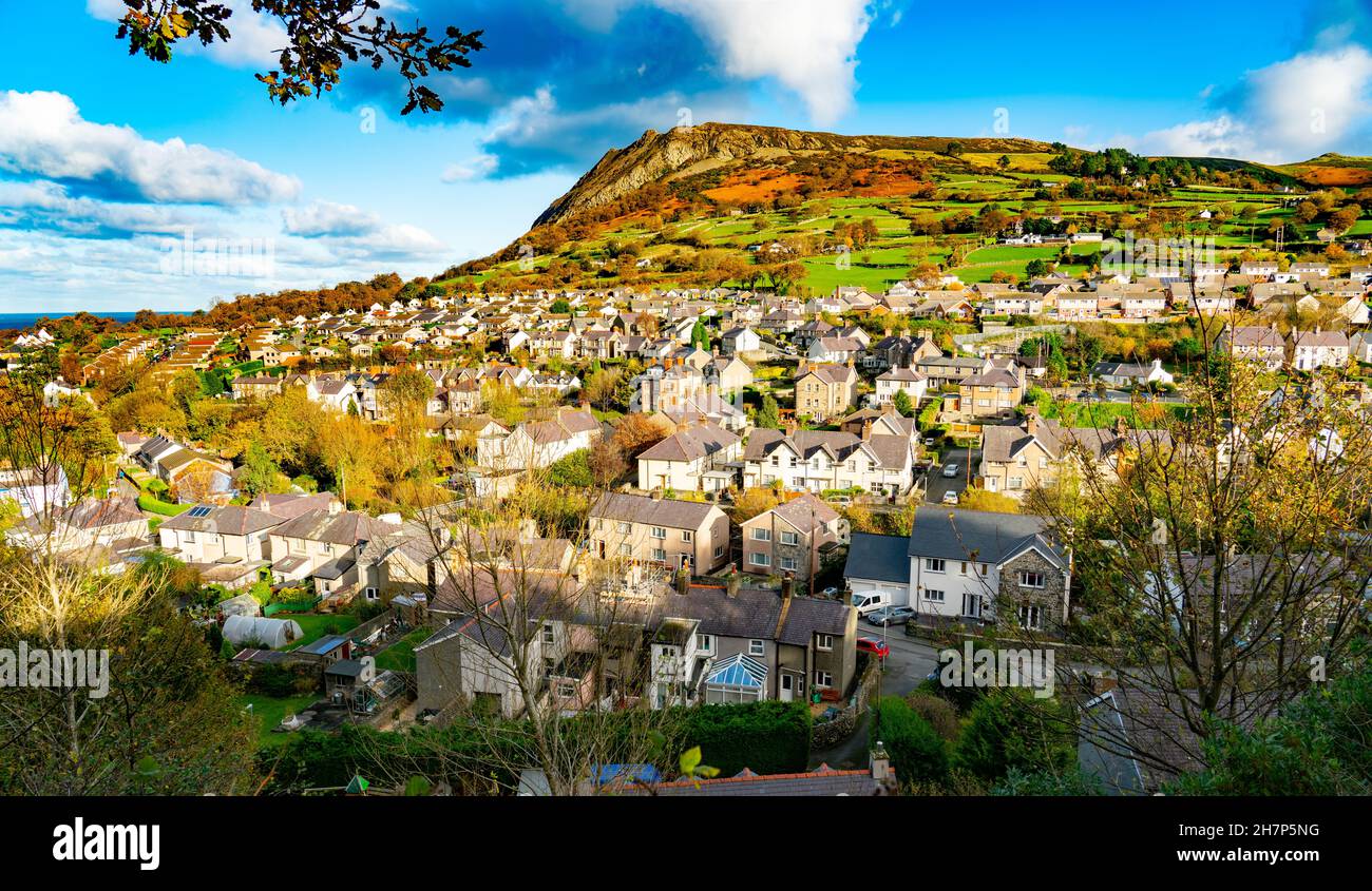 Penmaenmawr montagna che torreggia sopra Llanfafechan, nella contea di Conwy, Galles del Nord. Immagine scattata nel novembre 2021. Foto Stock