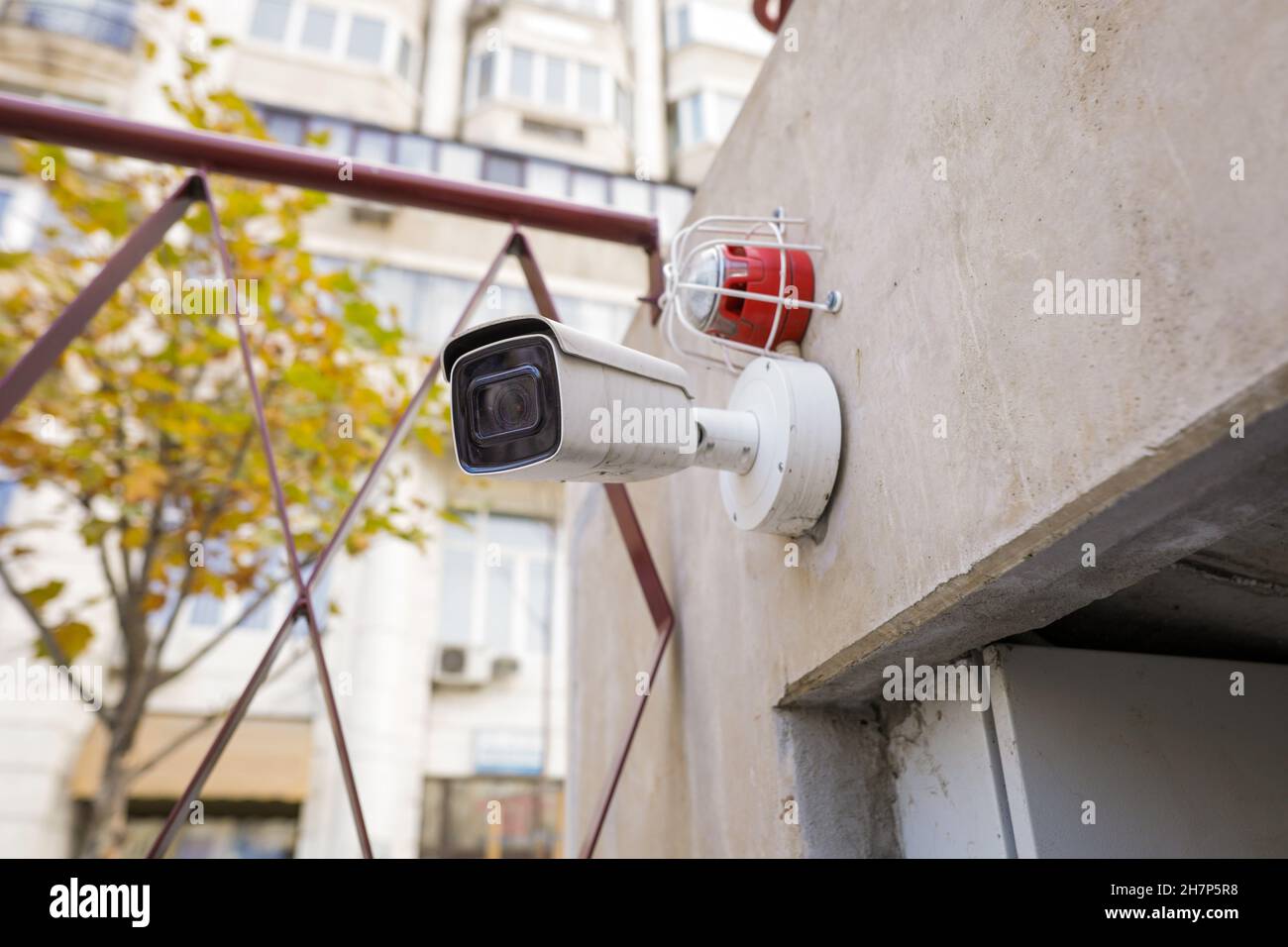 Dettagli con una telecamera CCTV su una parete all'esterno di un edificio. Foto Stock