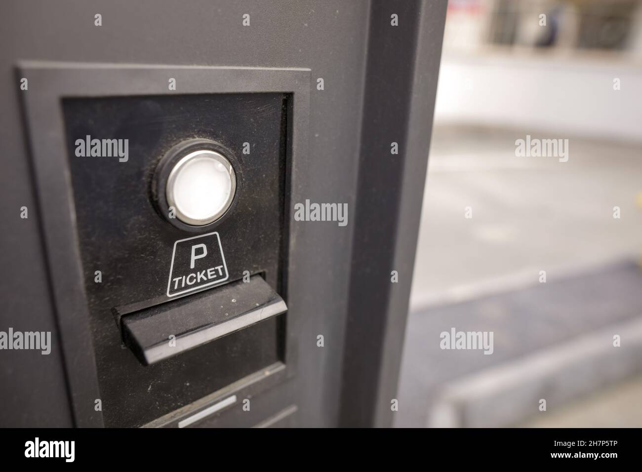 Immagine della profondità di campo bassa (messa a fuoco selettiva) con una macchina per biglietti sporca prima di entrare in un parcheggio sotterraneo. Foto Stock