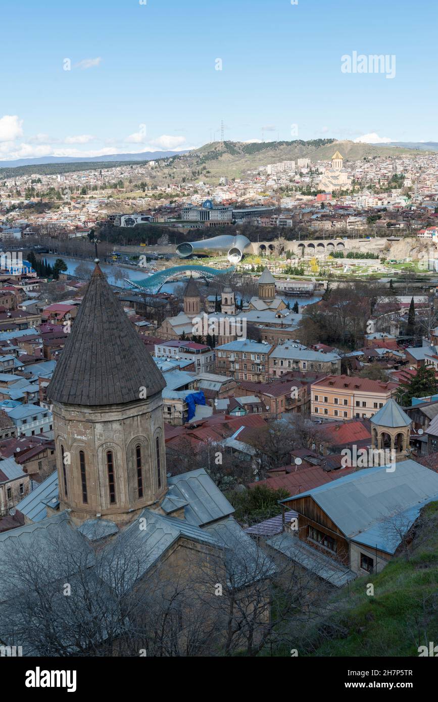 Vista della città di Tblisi dalla fortezza di Narikala. Georgia, Caucaso. Foto Stock