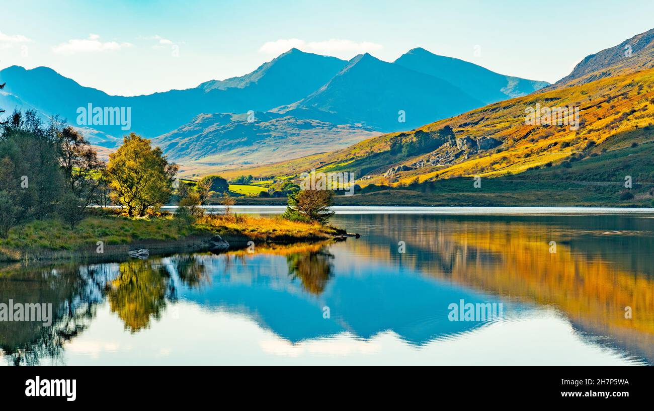 Llyn Mymbyr e Snowdon, a Gwynedd, Galles del Nord. Immagine scattata nel mese di ottobre 2021. Foto Stock