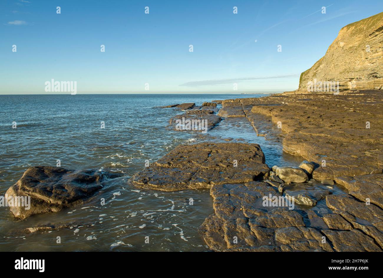 La spiaggia di Dunraven Bay è conosciuta come Southerndown Beach sulla Glamorgan Heritage Coast South Wales una mattinata di autunno soleggiato Foto Stock