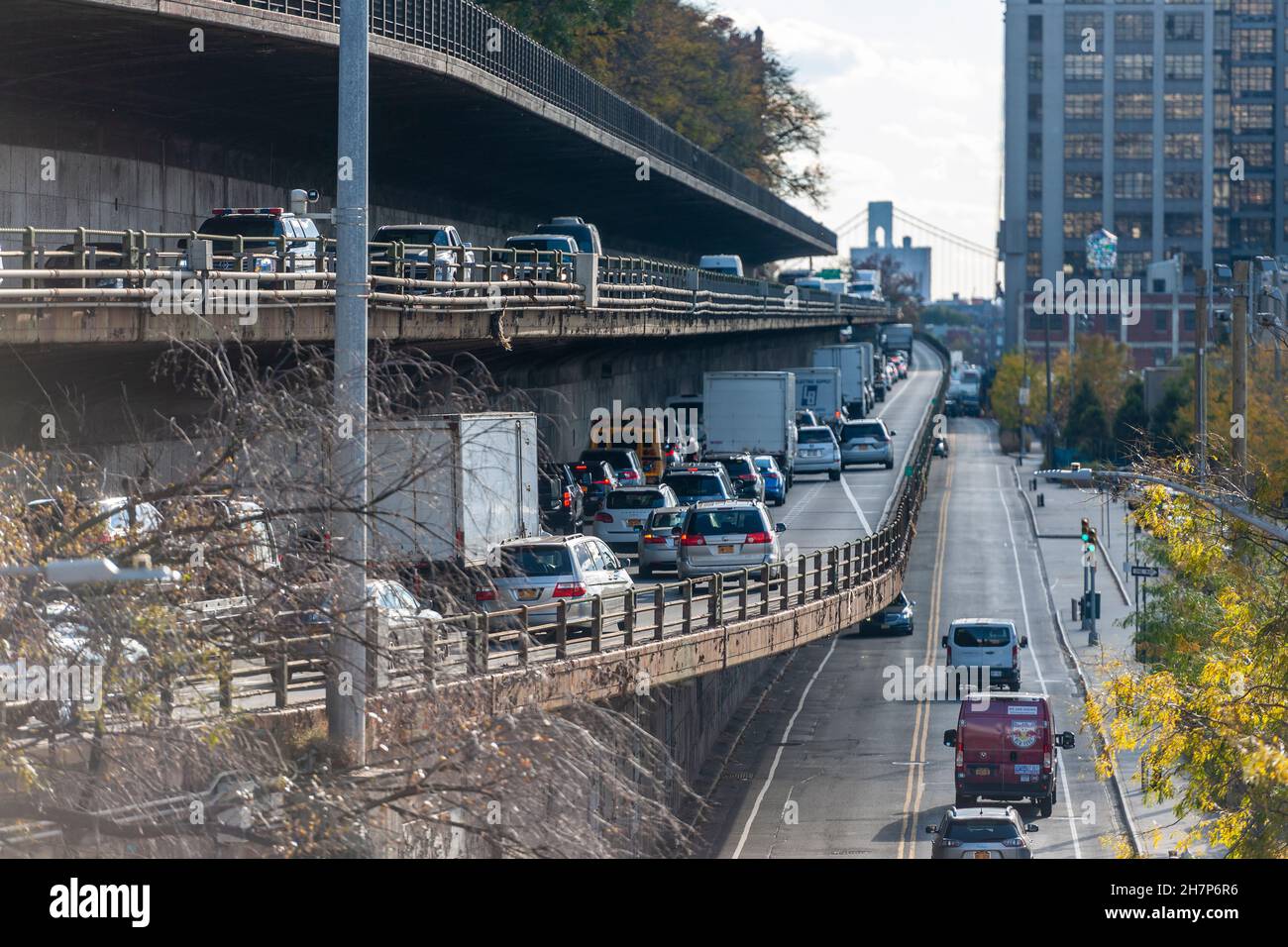 La Brooklyn-Queens Expressway (BQE) a più livelli che corre su due livelli con Furman Street sotto la famosa Brooklyn Heights Promenade a New York martedì 16 novembre 2021. Il presidente Biden ha firmato la legge bipartisan da 1 trilione di dollari sulle infrastrutture che fornisce fondi per progetti relativi ai trasporti, ai trasporti pubblici e ad altre riparazioni e aggiornamenti delle infrastrutture. (© Richard B. Levine) Foto Stock